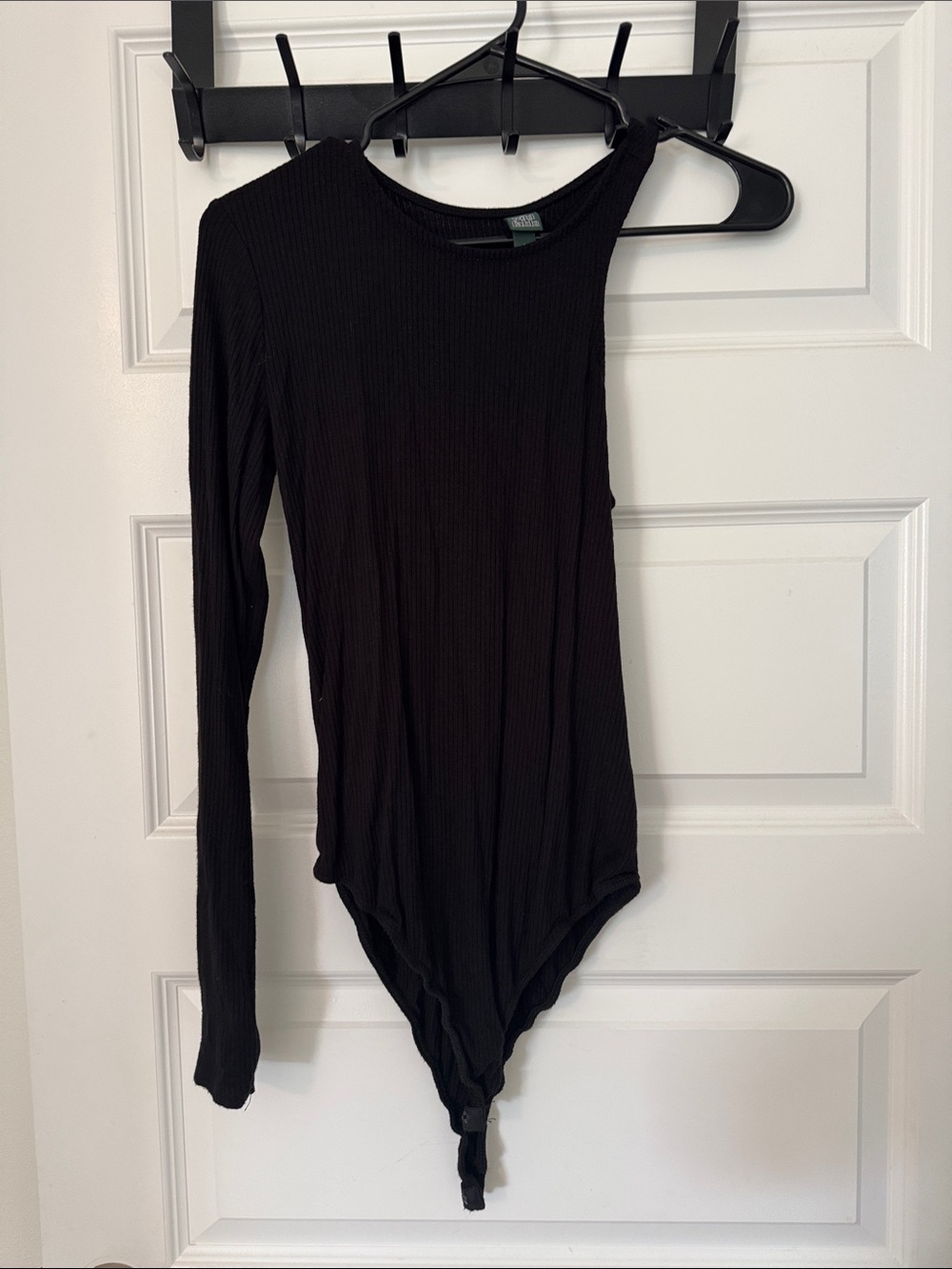 Black One-Shoulder Ribbed Bodysuit -